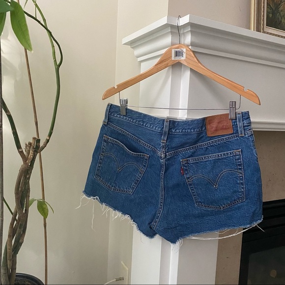 LEVI’S Blue Medium Wash Mid-rise Cutoff Denim Shorts - Picture 4 of 9